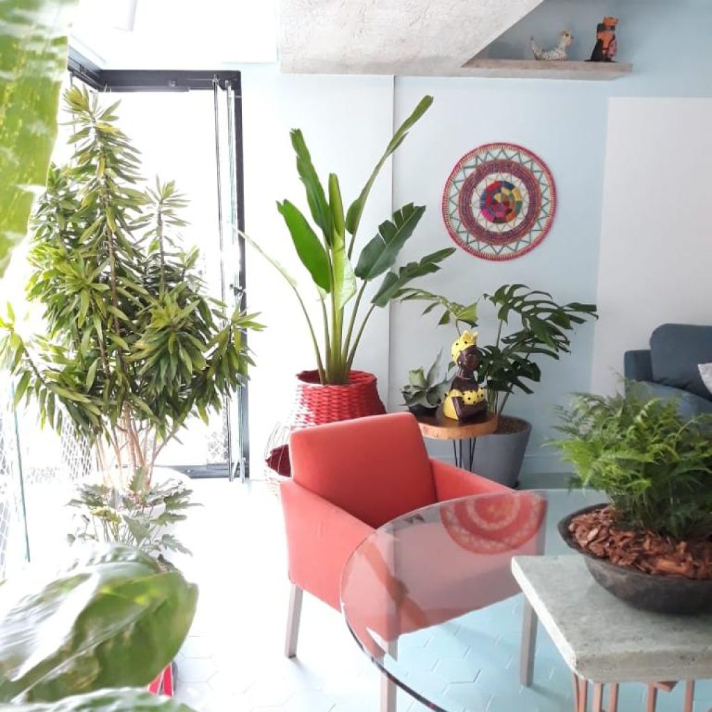 Sala integrada com varanda jungle