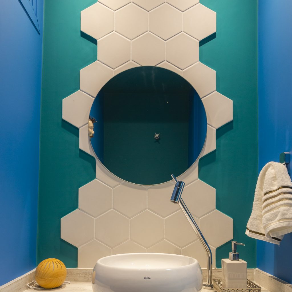 Banheiro com revestimento hexagonal