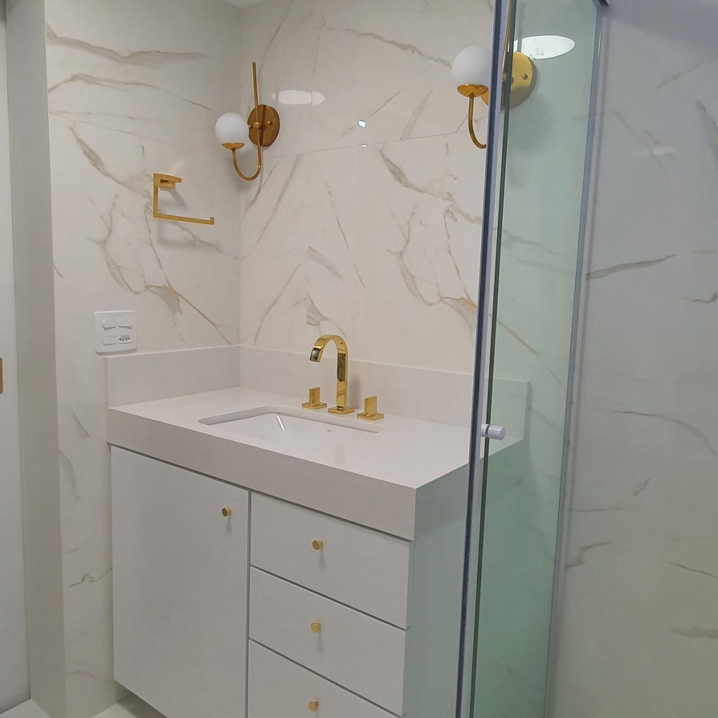 Banheiro com porcelanato marmorizado