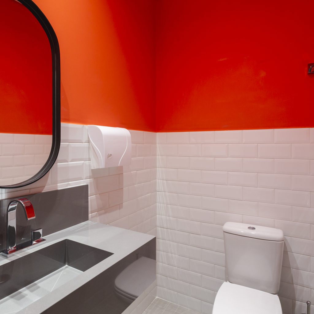 Banheiro vermelho elegante